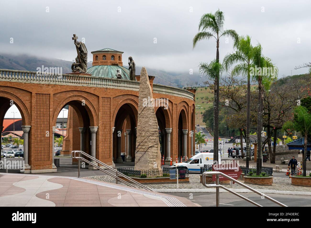 L'area di ingresso nord-est utilizzata dai pellegrini per accedere alla Basilica del Santuario Nazionale di nostra Signora Aparecida sotto il cielo sovrastato. Foto Stock