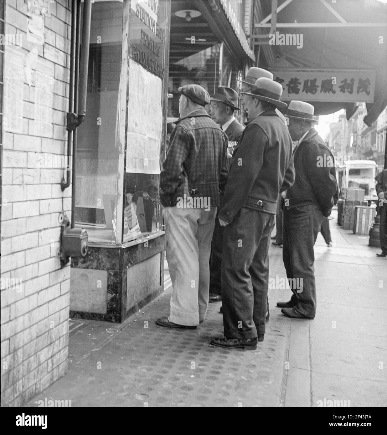 Notizie della resa del Cantone ai giapponesi. San Francisco, California. Chinatown. Novembre 1938. Fotografia di Dorothea Lange. Foto Stock