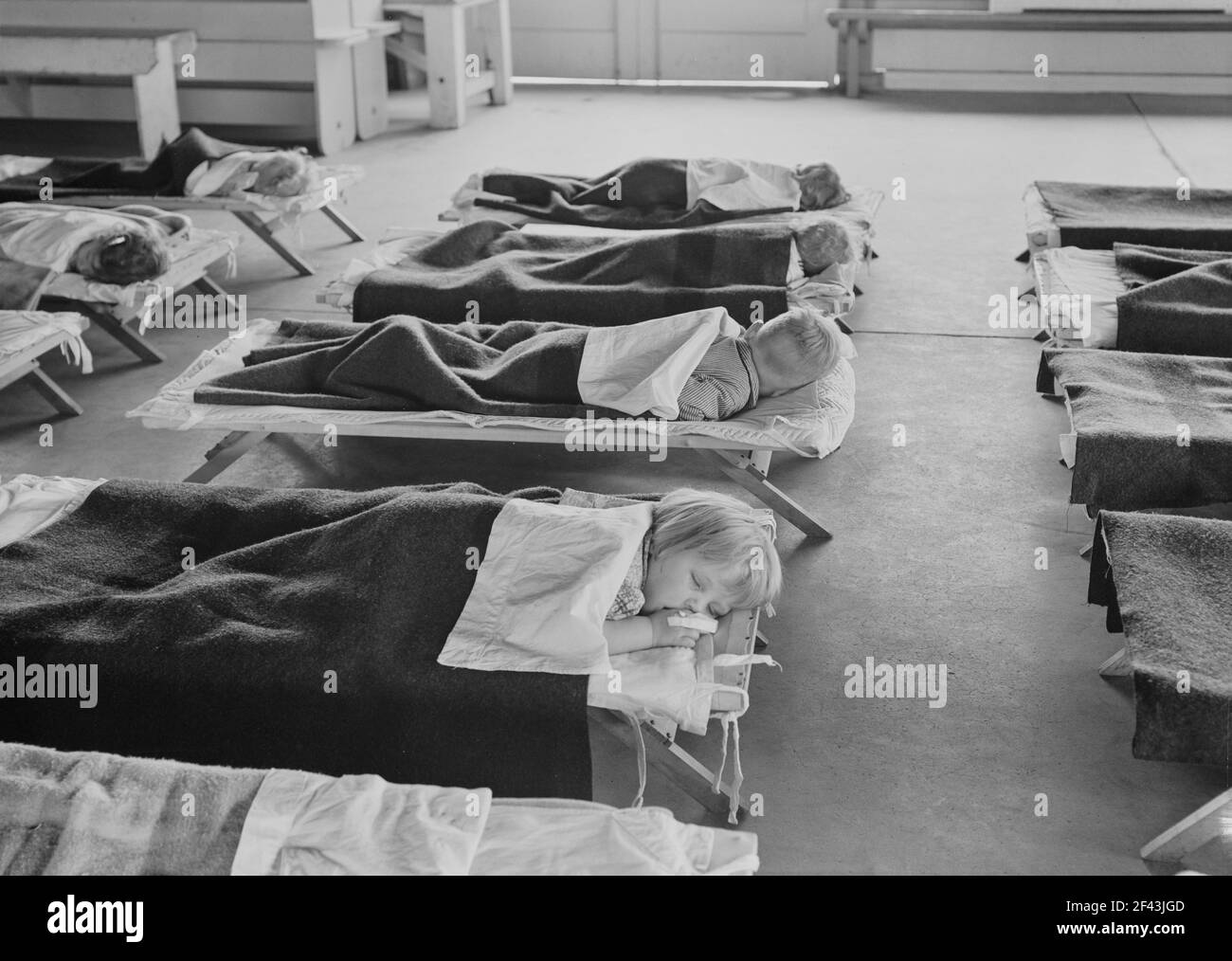 Tempo di riposo nella scuola materna per i bambini migranti allo Shafter Camp, California. Febbraio 1939. Fotografia di Dorothea Lange. Foto Stock