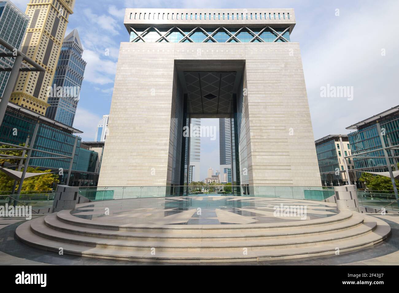 Il Gate Building presso il Dubai International Financial Center di Dubai, Emirati Arabi Uniti. Porta edificio del DIFC presso il viale del quartiere finanziario. Foto Stock