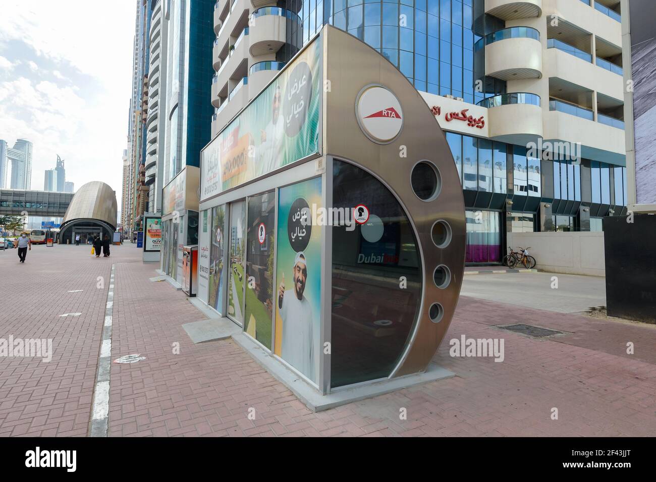 Shelter della stazione degli autobus di Dubai con cartello obbligatorio con la maschera. AR condizionata stazione degli autobus a Dubai, Emirati Arabi Uniti, Medio Oriente. Foto Stock