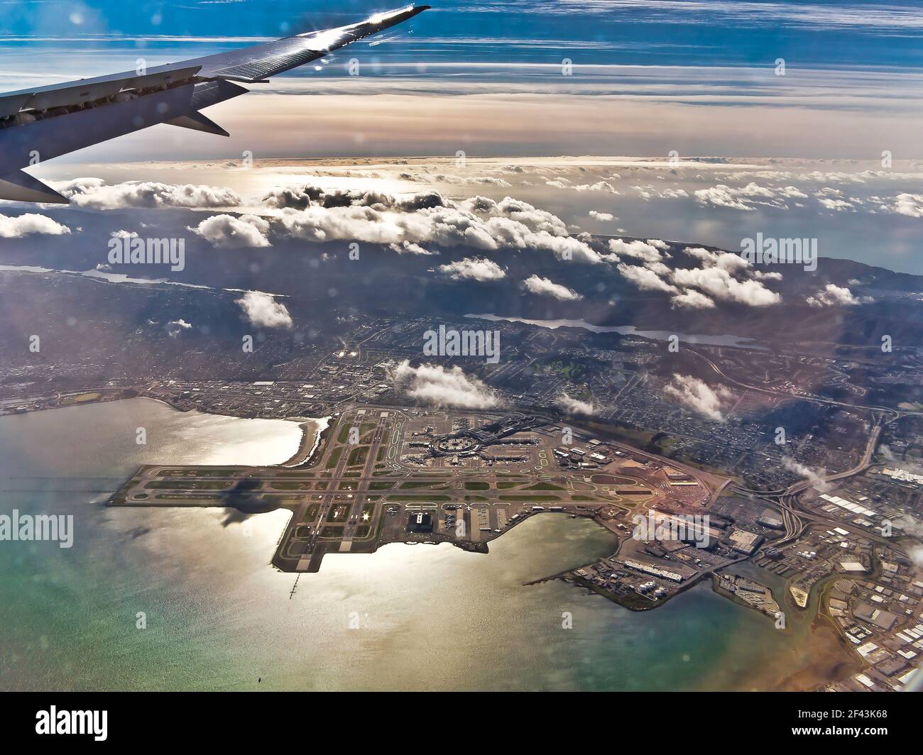 Vista aerea dell'aeroporto di San Francisco (SFO), California. USA., come il sole scende sopra l'Oceano Pacifico Foto Stock