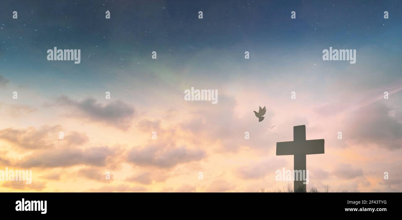 Silhouette gesù cristo crocifisso sulla croce sul calvario tramonto sfondo concetto per il venerdì Santo è risorto nel giorno di pasqua, il Venerdì Santo adorazione in Dio, Foto Stock