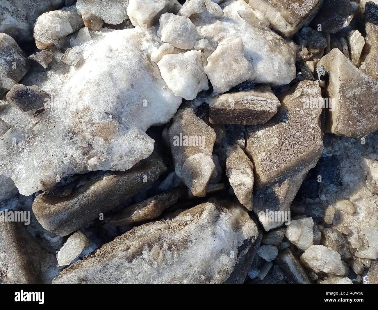 Pezzi neri di ghiaccio sono spezzati in pezzi. Riscaldamento globale del pianeta. Sciogliere i ghiacciai. Foto Stock