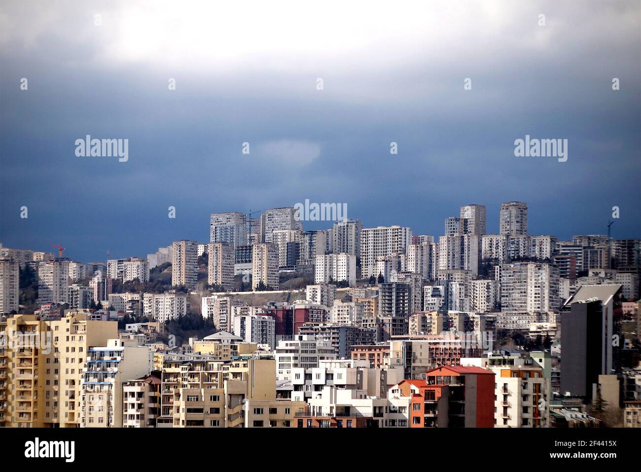 Tbilisi vista dal paesaggio urbano. Un paesaggio urbano con spettacolari nuvole nel cielo. Foto Stock