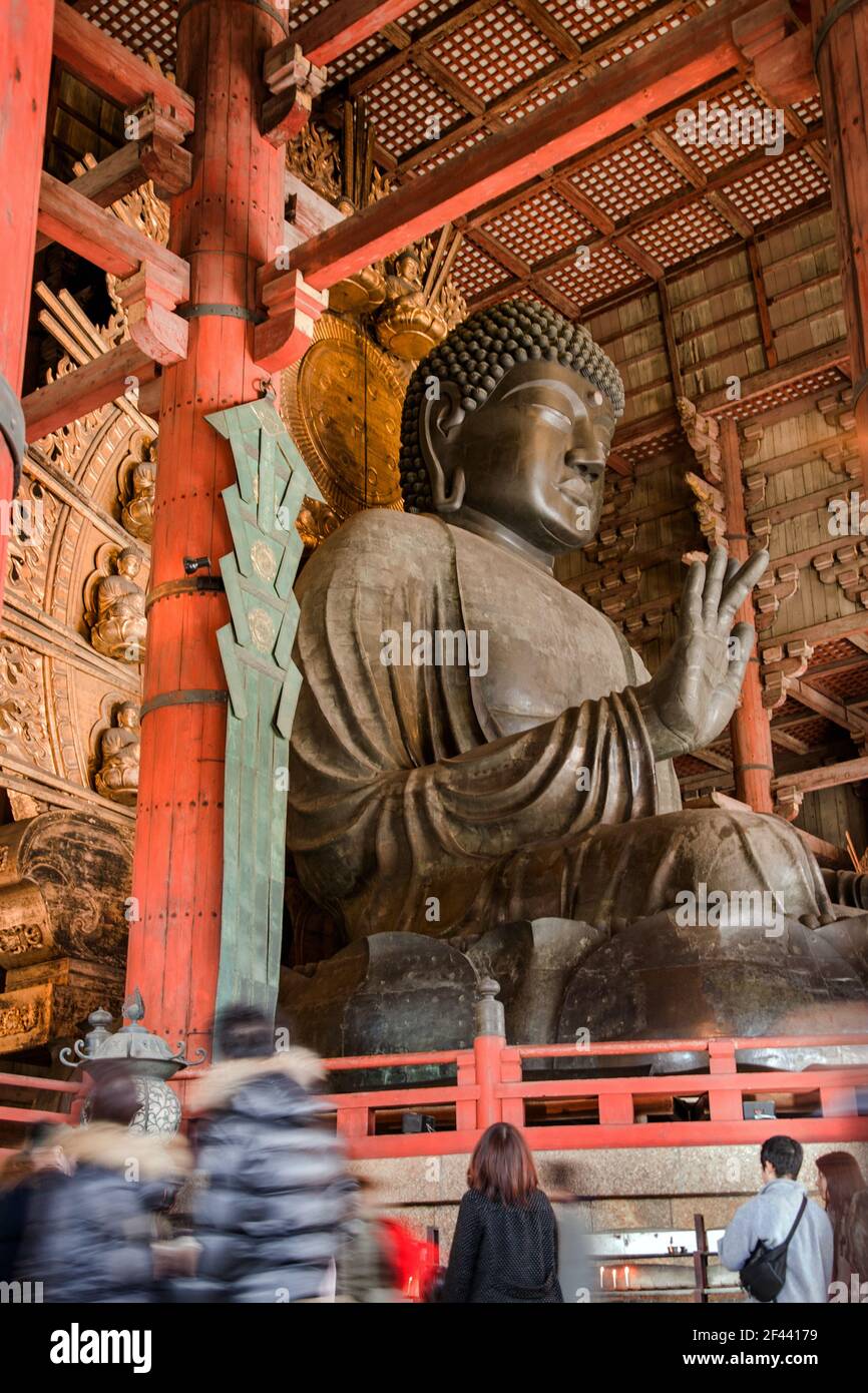 Turisti giapponesi che visitano la Grande Statua di bronzo del Buddha di Vairocana (Daibutsu) al Tempio Todaiji, Nara, Giappone Foto Stock