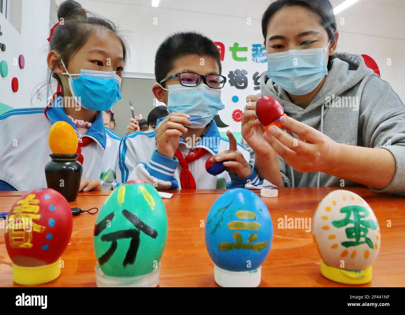 Qinghuangdao, Cina. 18 Marzo 2021. Gli studenti stanno dipingendo e stazionando le uova per dare il benvenuto al termine solare equinox primaverile a Qinghuangdao, Hebei, Cina il 18 marzo 2021.(Photo by TPG/cnsphotos) Credit: TopPhoto/Alamy Live News Foto Stock