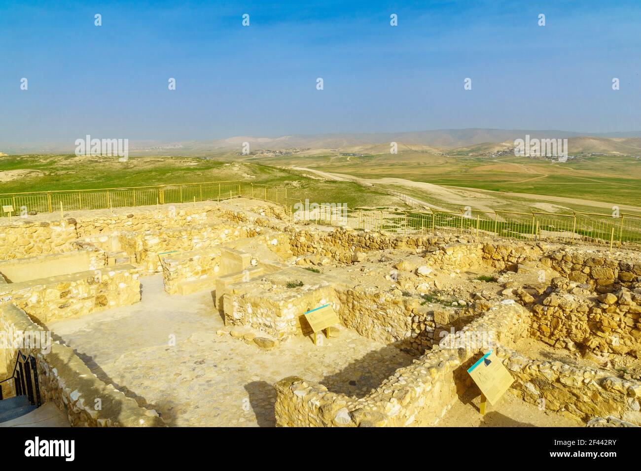 Arad, Israele - 11 marzo 2021: Veduta della Fortezza del Regno Giudeo  dell'età del ferro, nel Parco Nazionale di Tel Arad, Israele meridionale  Foto stock - Alamy