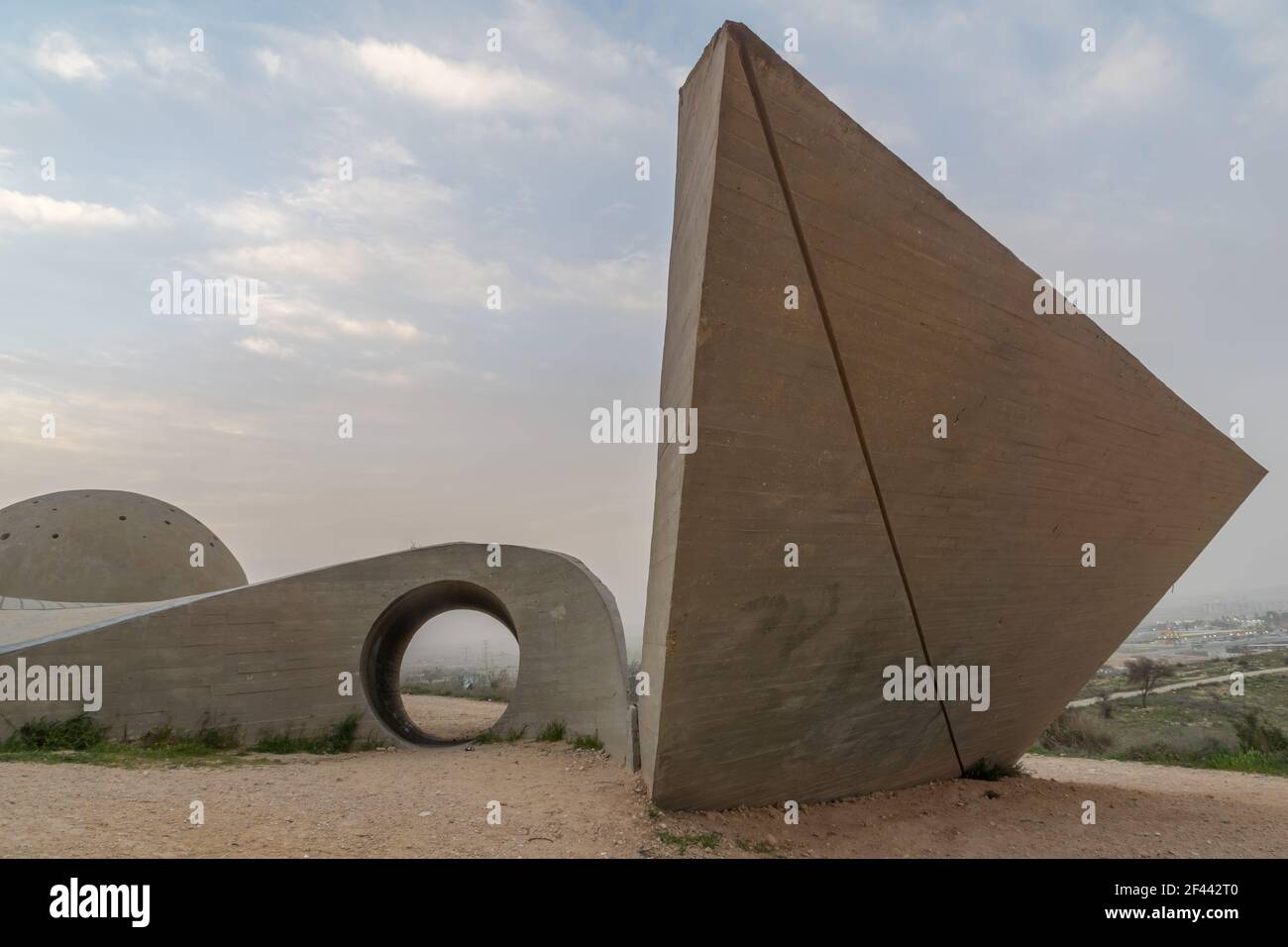 Beerseba, Israele - 11 marzo 2021: Vista all'alba del Monumento alla Brigata Negev (l'Andarta), a Beerseba (Beer Sheva), Israele meridionale Foto Stock