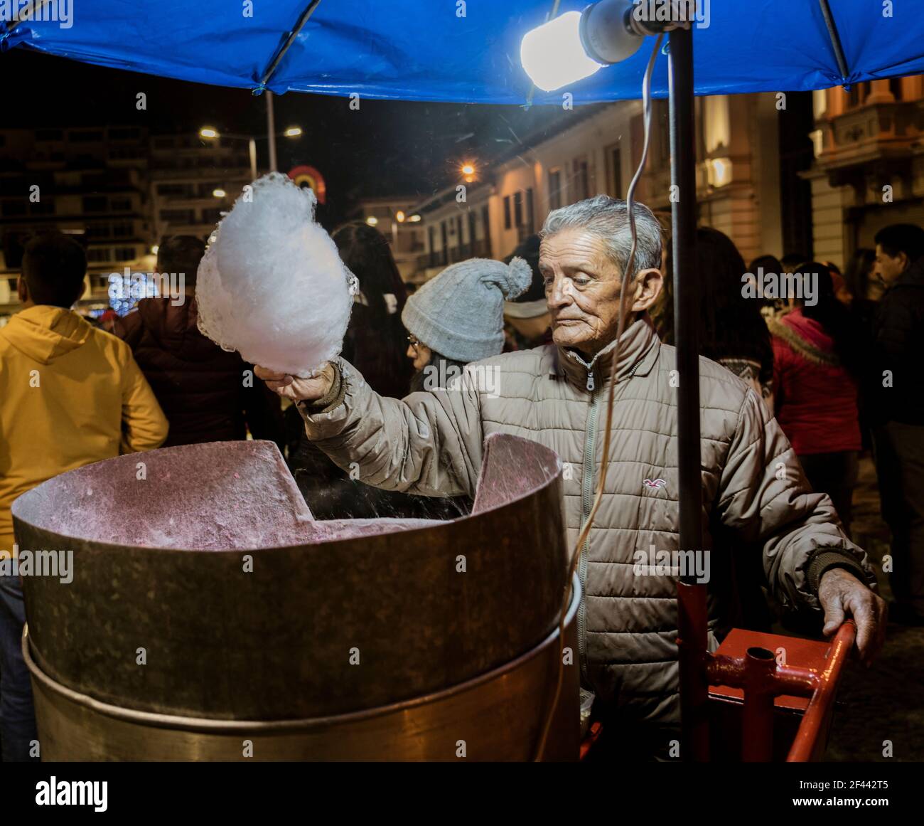 L'uomo produce caramelle di cotone per la vendita a un festival Foto Stock