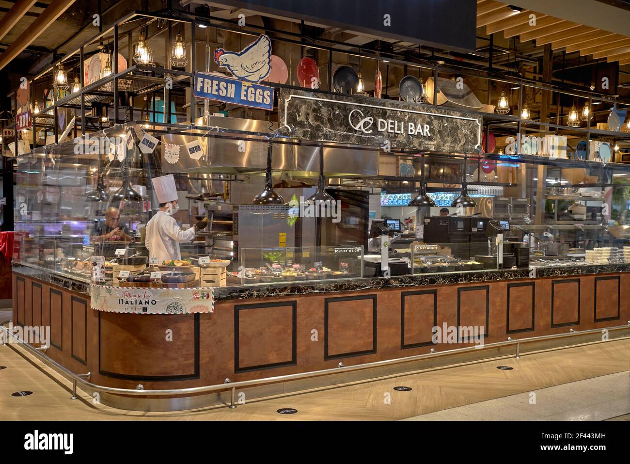 Delicatessen bar all'interno di un Thailand Mall food Hall. Sud-est asiatico Foto Stock