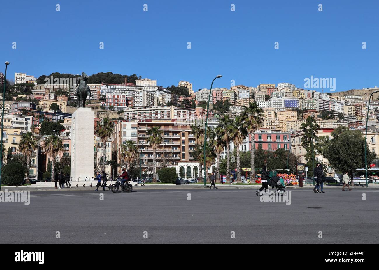 Napoli – rotonda Diaz sul lungomare Caracciolo Foto stock - Alamy