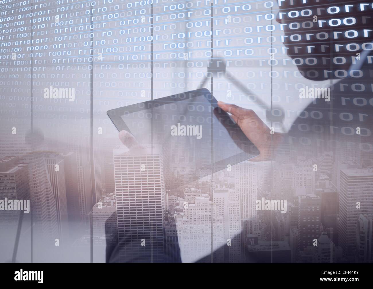 Composizione della codifica binaria e elaborazione dei dati tramite l'uso dell'uomo tablet sopra il paesaggio urbano Foto Stock