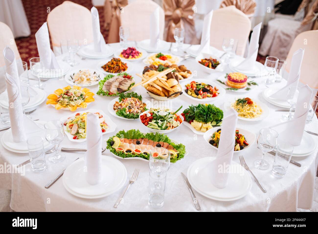 Tavolo festivo per banchetti servito con spuntini orientali Foto Stock