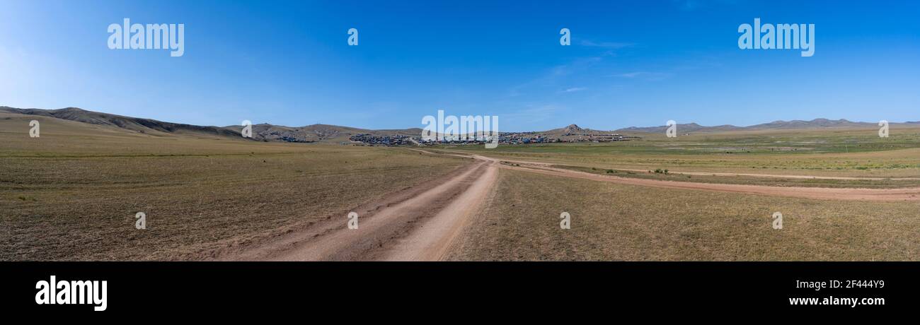 Saikhan, Mongolia - 31 agosto 2019: Panorama della città mongolo di Saikhan nella steppa della Mongolia con case colorate in un giorno estivo con blu Foto Stock