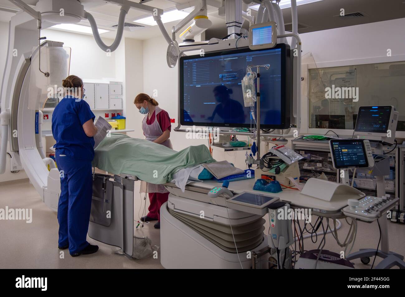 Un paziente viene preparato per il trattamento nel laboratorio di cateterismo del Royal Papworth Hospital di Cambridge. Data immagine: Mercoledì 17 marzo 2021. Foto Stock