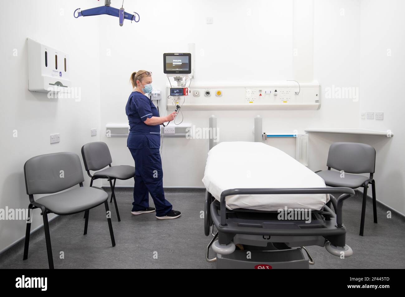 L'infermiera Katy Currie allestisce le attrezzature in una delle sale di trattamento del Dipartimento di emergenza del nuovo Royal Hospital for Children and Young People di Edimburgo. Data immagine: Giovedì 18 marzo 2021. Foto Stock