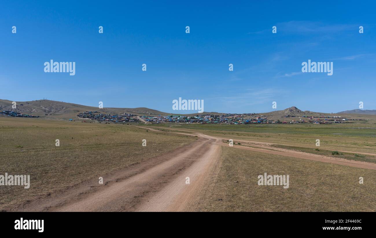 Saikhan, Mongolia - 31 agosto 2019: La città mongana di Saikhan nella steppa della Mongolia con case colorate in un giorno estivo con cielo blu. Foto Stock