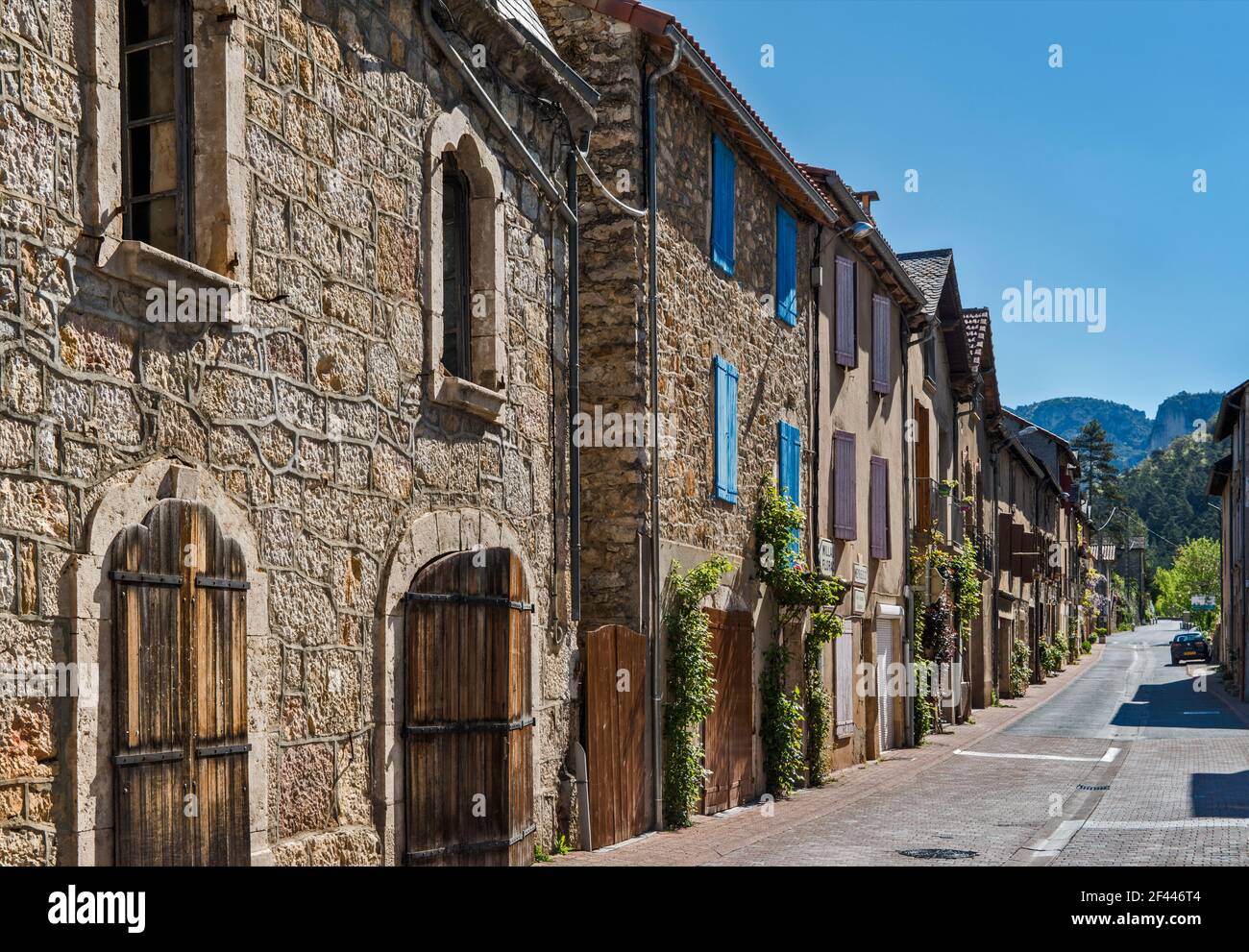 Lou Pont, strada principale nel villaggio di le Rozier, comune nel dipartimento di Lozere, regione Occitanie, Francia Foto Stock