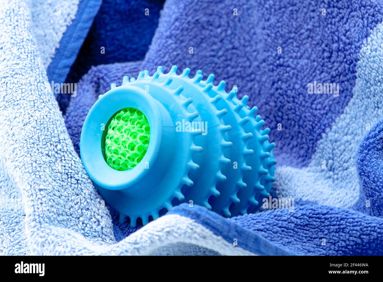 L'essiccatore a sfera in silicone rimuove il muschio dai vestiti e previene la formazione di pieghe durante l'asciugatura. Messa a fuoco selettiva con profondità di campo ridotta. Foto Stock