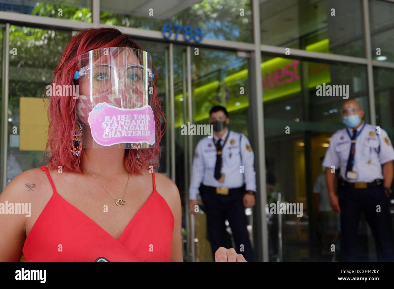 Makati City, Filippine. 19 marzo 2021. Gli attivisti del clima hanno tenuto un gigante annullato controllo, come hanno protestato di fronte alla Standard Chartered Bank. Chiedono che la banca smetta di finanziare i progetti di energia del carbone. Credit: Notizie dal vivo di Mmaggioranza del mondo CIC/Alamy Foto Stock