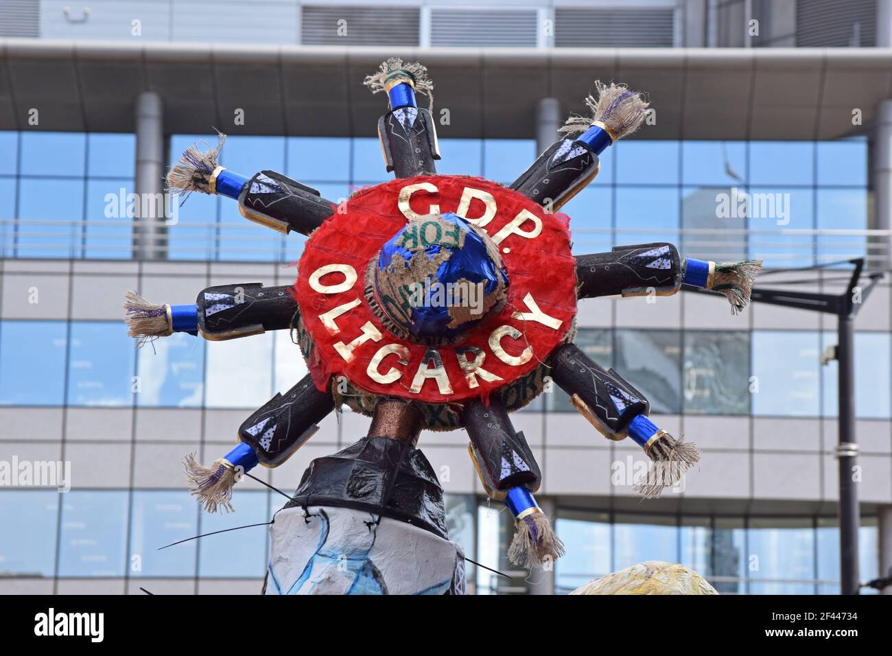 Riavviare il raduno della democrazia nell'anniversario del massacro di Peterloo alla ruota rossa di Piazza San Pietro con uomini e parole adatte oligarchia del PIL. Manchester, Regno Unito Foto Stock
