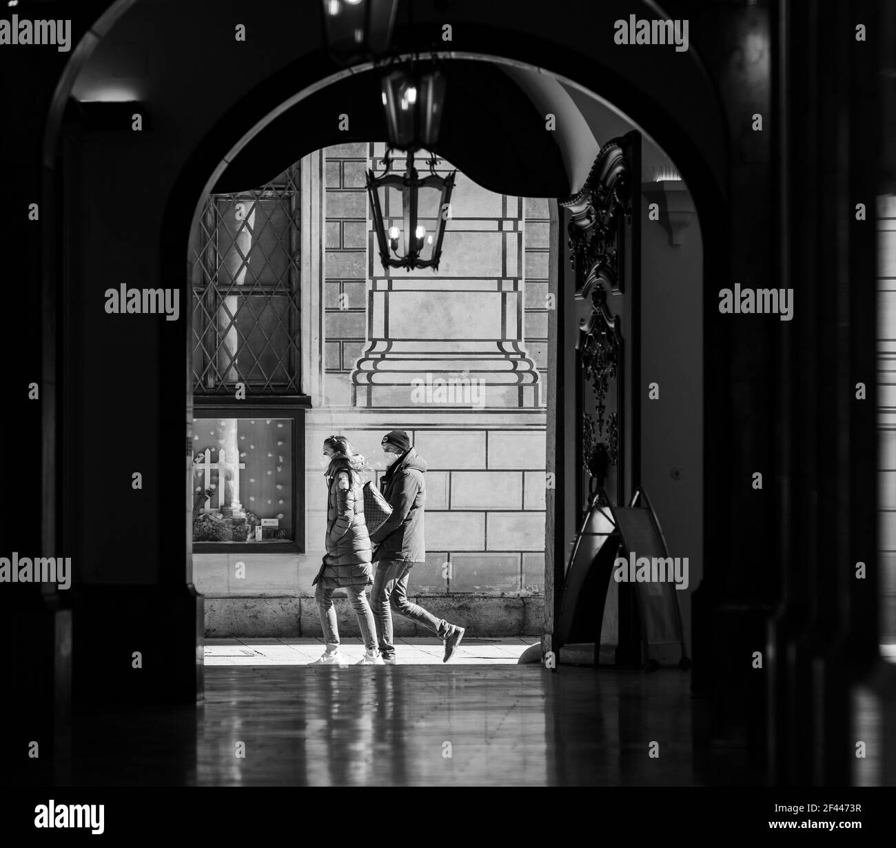 monaco di baviera, germania - marzo 06 2020: locali e turisti a piedi con maschera facciale durante il blocco tedesco a odeonsplatz. Foto Stock