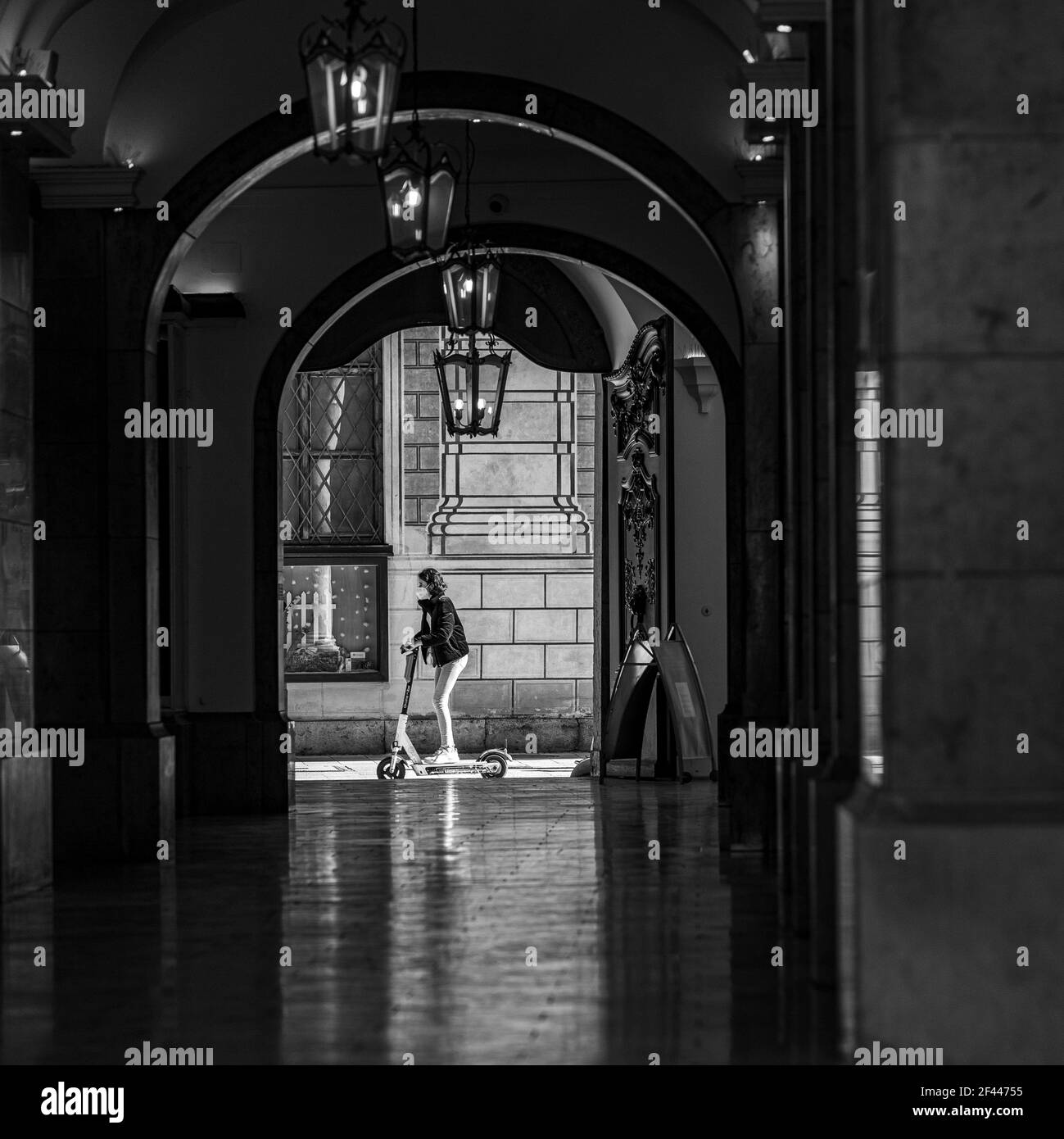 monaco di baviera, germania - marzo 06 2020: locali e turisti a piedi con maschera facciale durante il blocco tedesco a odeonsplatz. Foto Stock