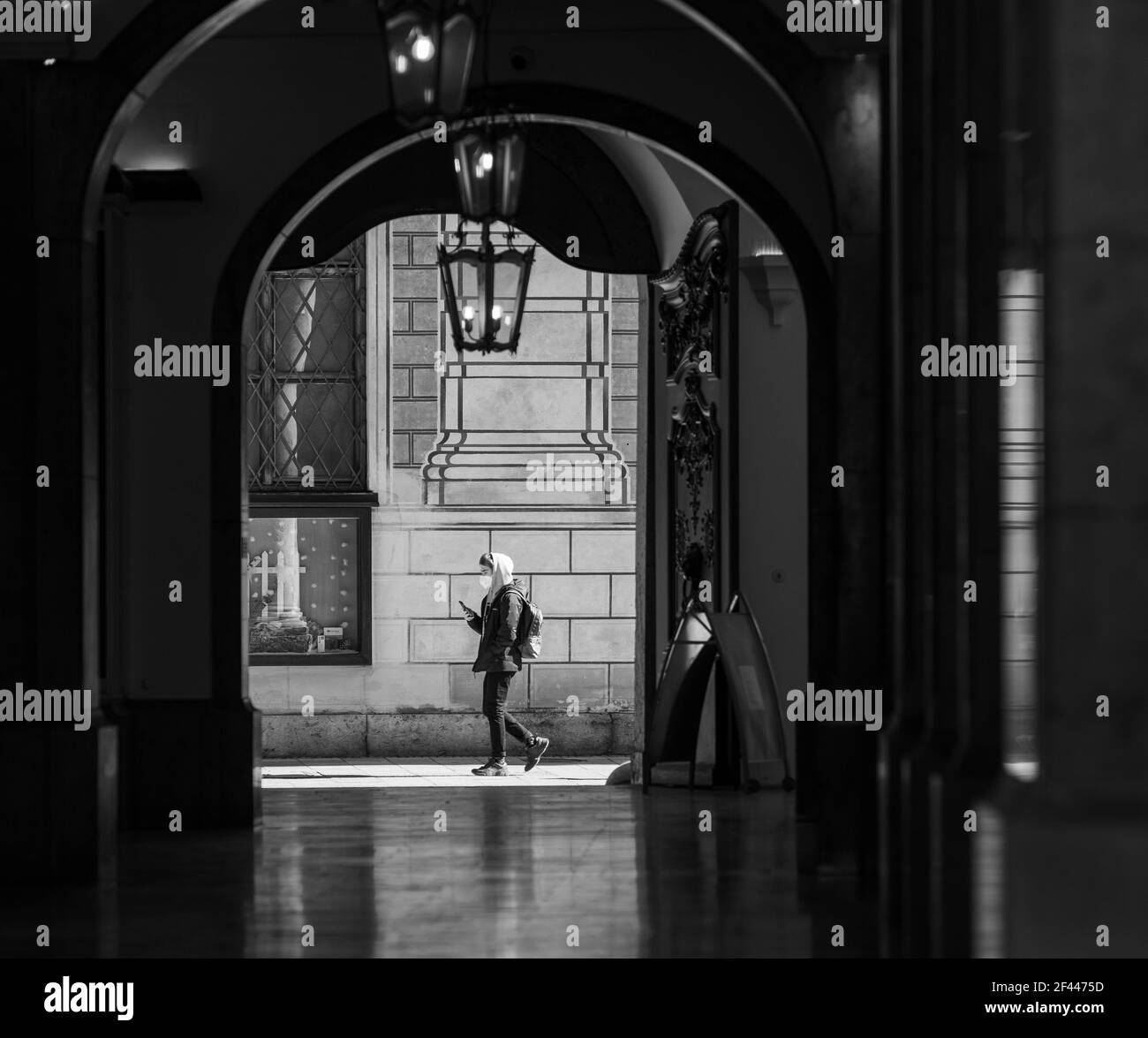 monaco di baviera, germania - marzo 06 2020: locali e turisti a piedi con maschera facciale durante il blocco tedesco a odeonsplatz. Foto Stock