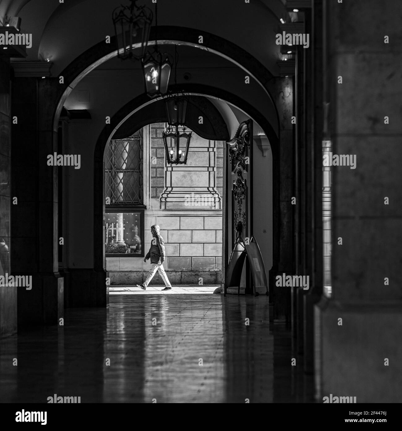 monaco di baviera, germania - marzo 06 2020: locali e turisti a piedi con maschera facciale durante il blocco tedesco a odeonsplatz. Foto Stock