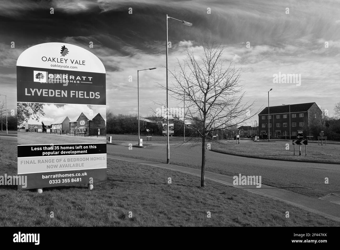 Pubblicità imbarco per la nuova tenuta residenziale di Lyveden Fields a Oakley vale, Corby, Inghilterra. Foto Stock