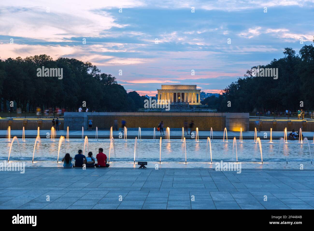 Geografia / viaggio, Stati Uniti, Washington, D. C., centro commerciale nazionale, Memoriale nazionale della seconda guerra mondiale, piscina arcobaleno, Lincoln Memorial, solo per uso editoriale Foto Stock