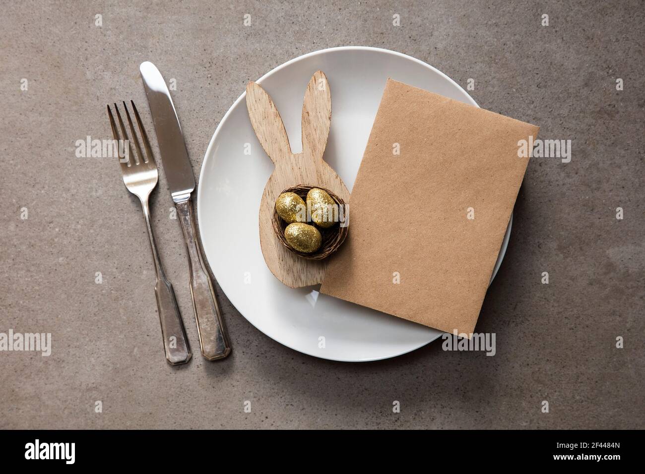 Felice pasqua celebrazione sfondo. Tavolo decorato con menu vuoto Foto Stock
