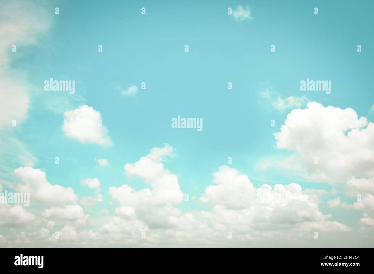 Cielo e nuvole - effetto di illuminazione in stile retrò Foto Stock
