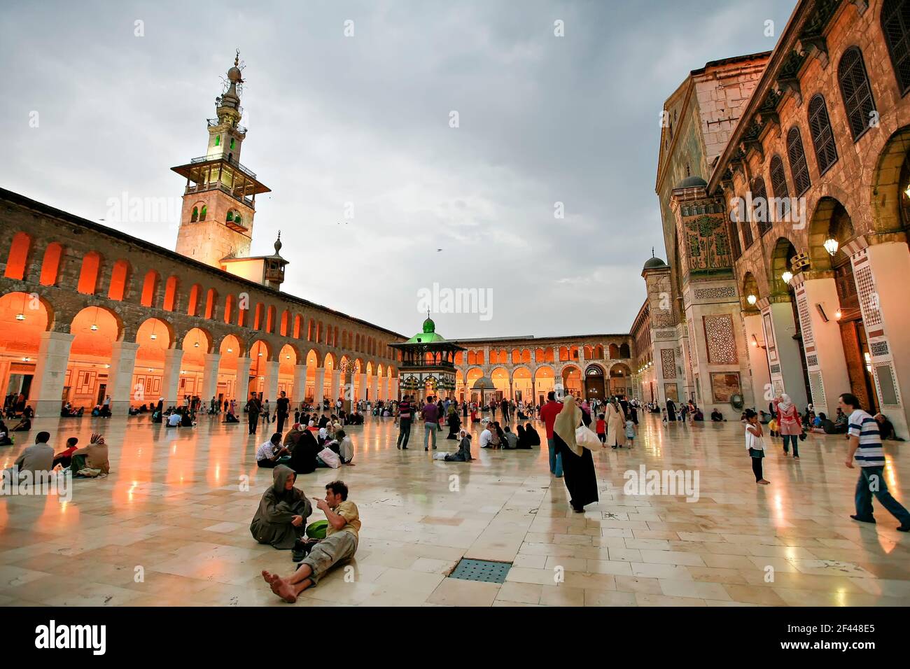 Damasco, Siria - Agosto 03,2010 : Moschea di Umayyyyad, parte sud-occidentale del cortile con la cupola del Tesoro. Foto Stock