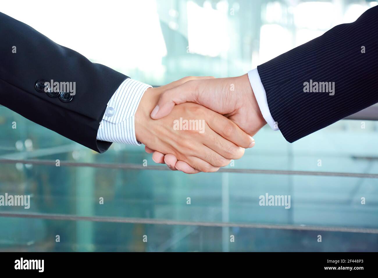 Handshake di uomini d'affari - successo, congratulazioni, saluto e business partner concetti Foto Stock