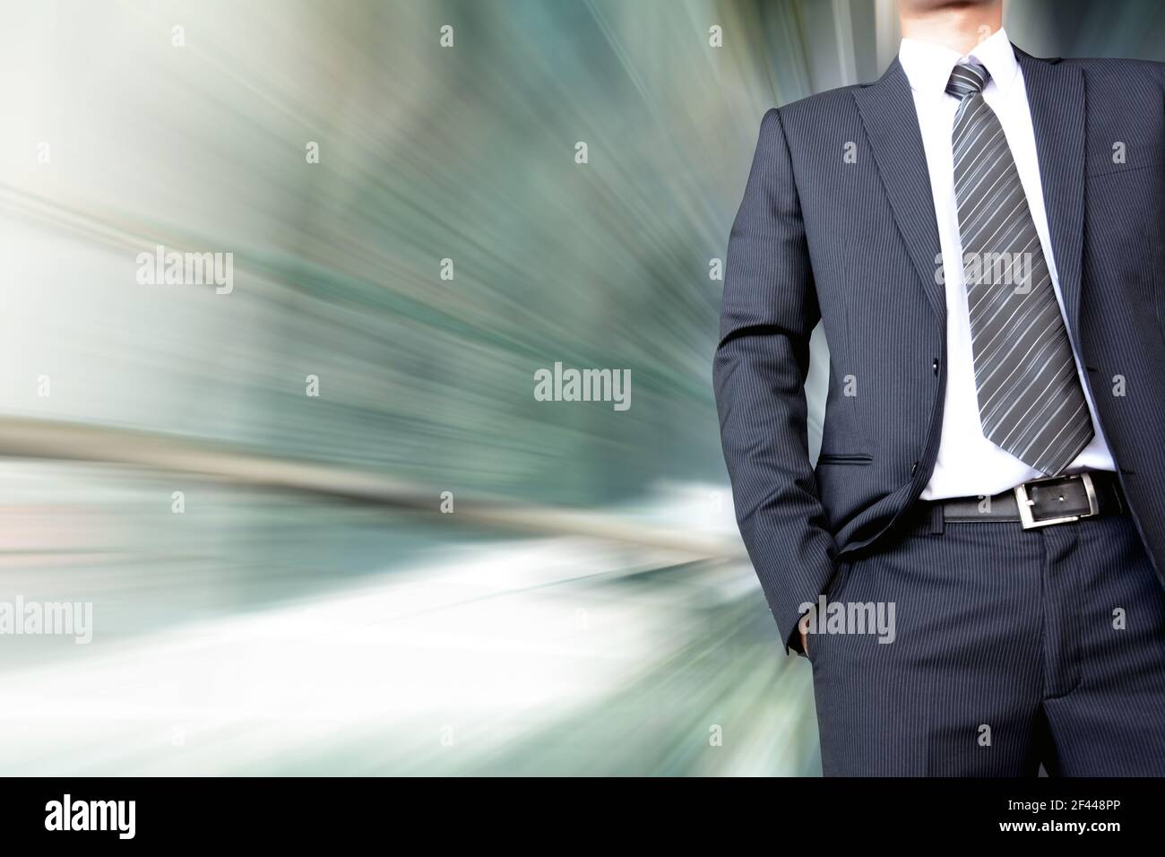 Uomo d'affari con tuta e cravatta su sfocatura in movimento veloce background - concetti di successo e fiduciosi Foto Stock