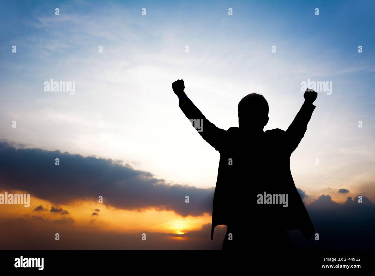 Silhouette di uomo che alza le braccia - successo, vincendo & compiuto concetto Foto Stock