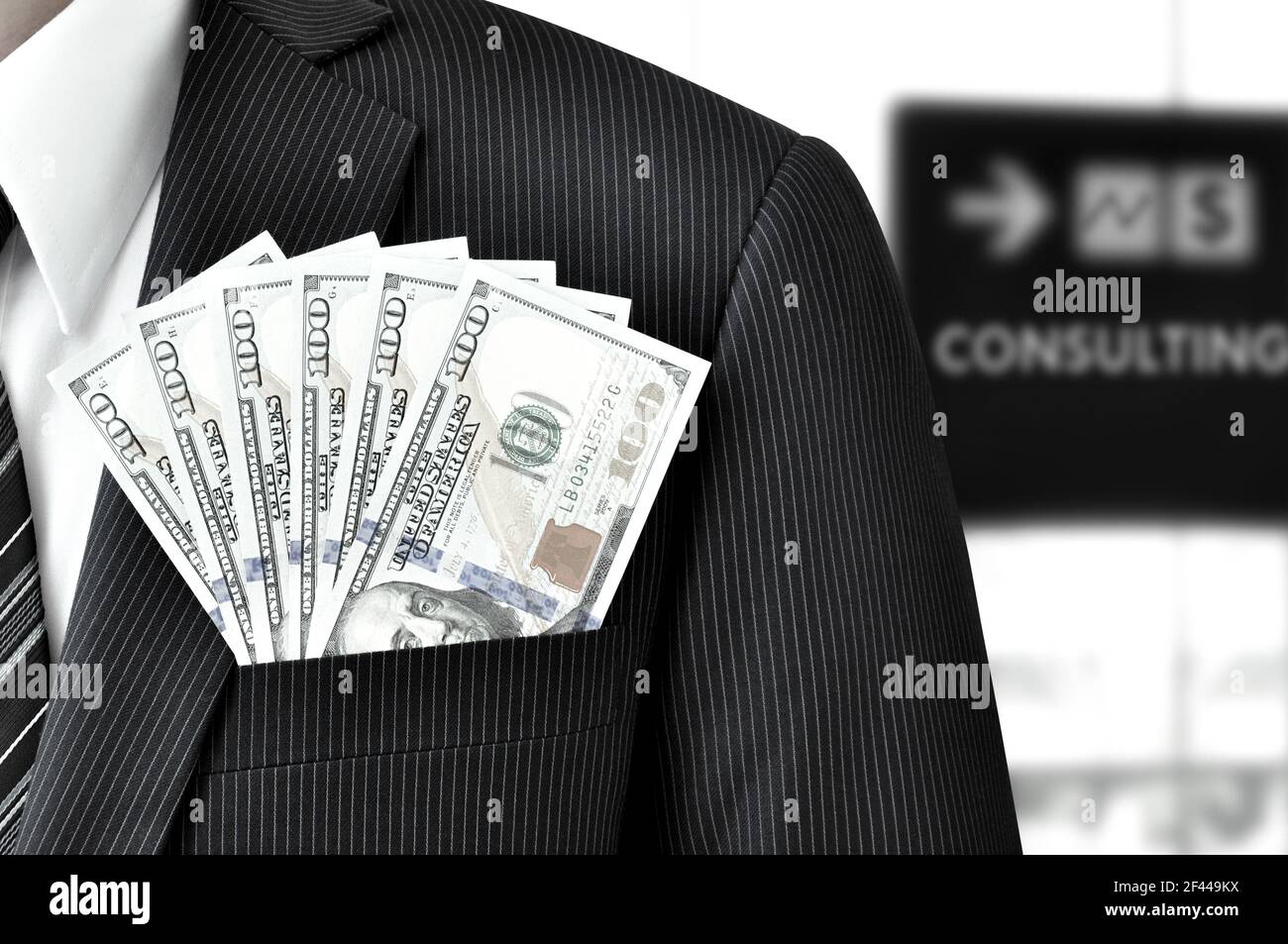 Denaro - dollaro USA (o USD) fatture in tasca uomo d'affari - concetto di consulenza finanziaria Foto Stock