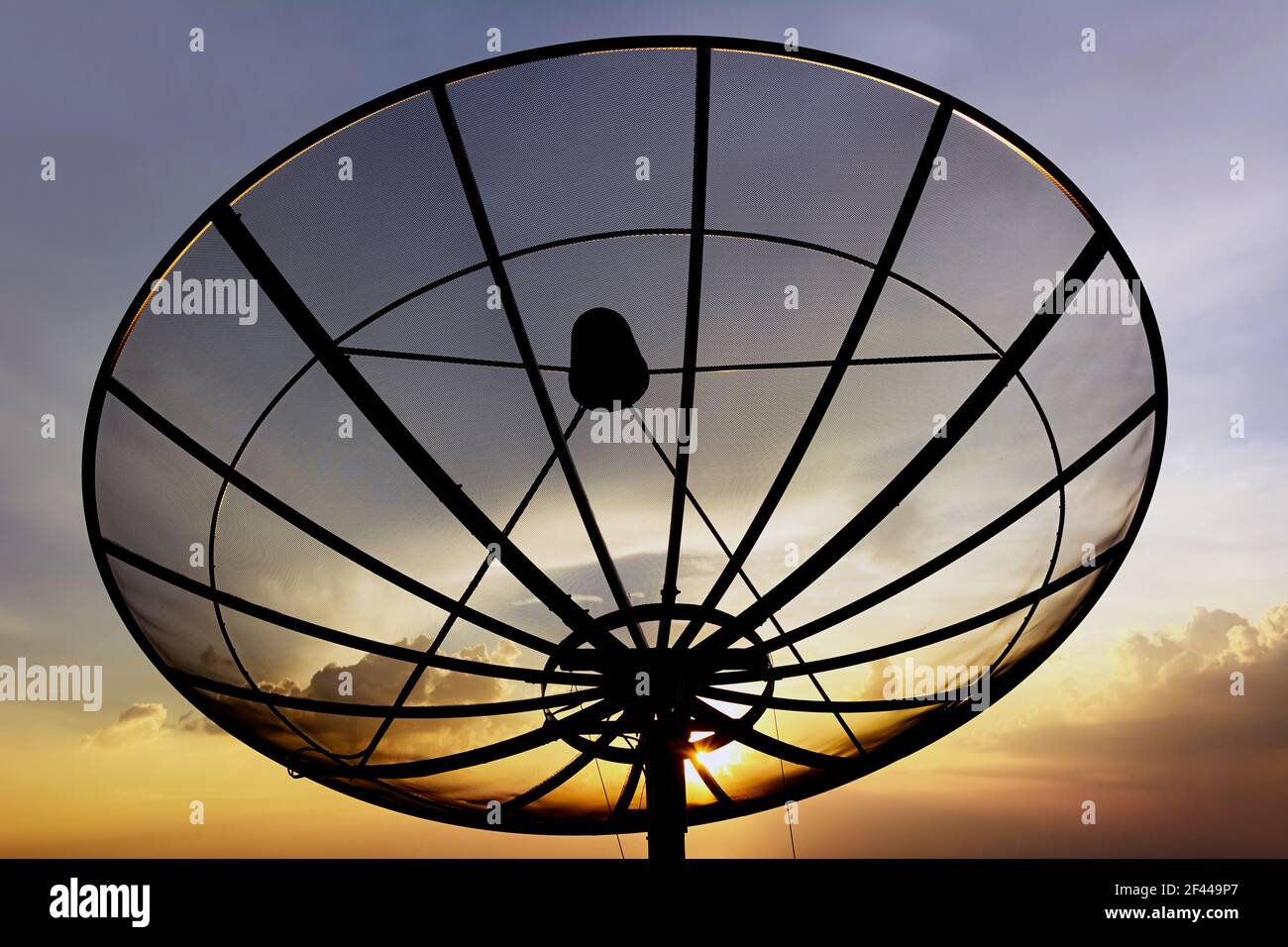 Parabola satellitare su sfondo cielo crepato Foto Stock