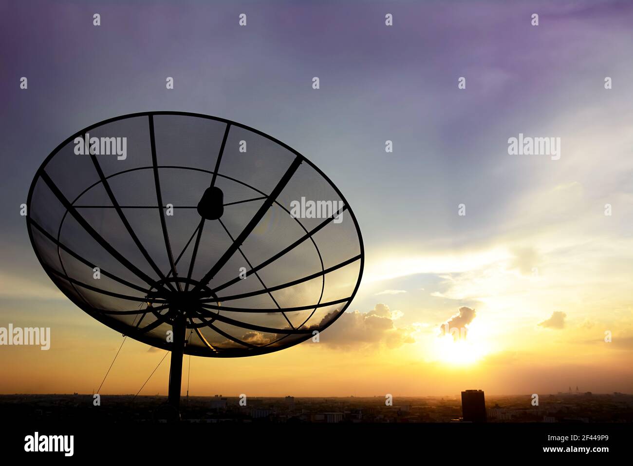 Parabola satellitare su sfondo cielo crepato Foto Stock