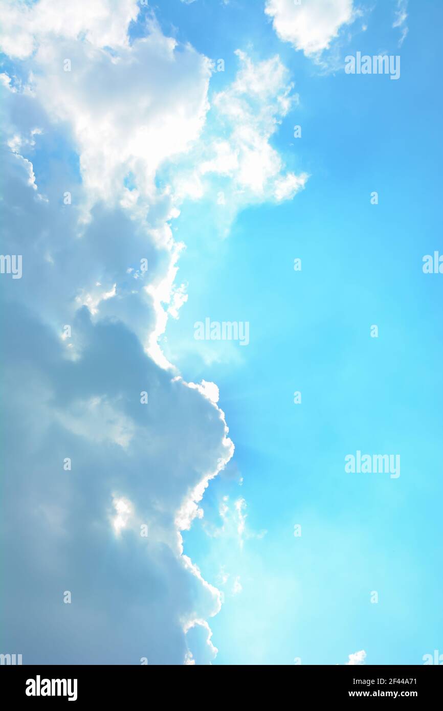 Nuvole nel cielo soleggiato come sfondo naturale Foto Stock