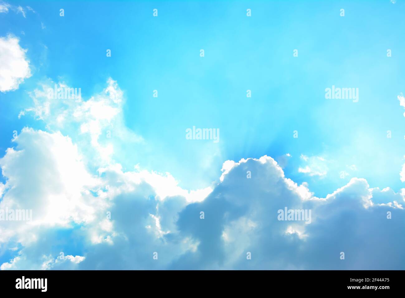Nuvole nel cielo soleggiato come sfondo naturale Foto Stock