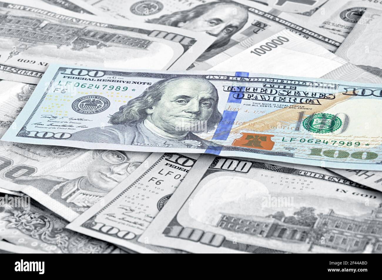 Denaro in più valute con un conto di 100 USD in cima Foto Stock