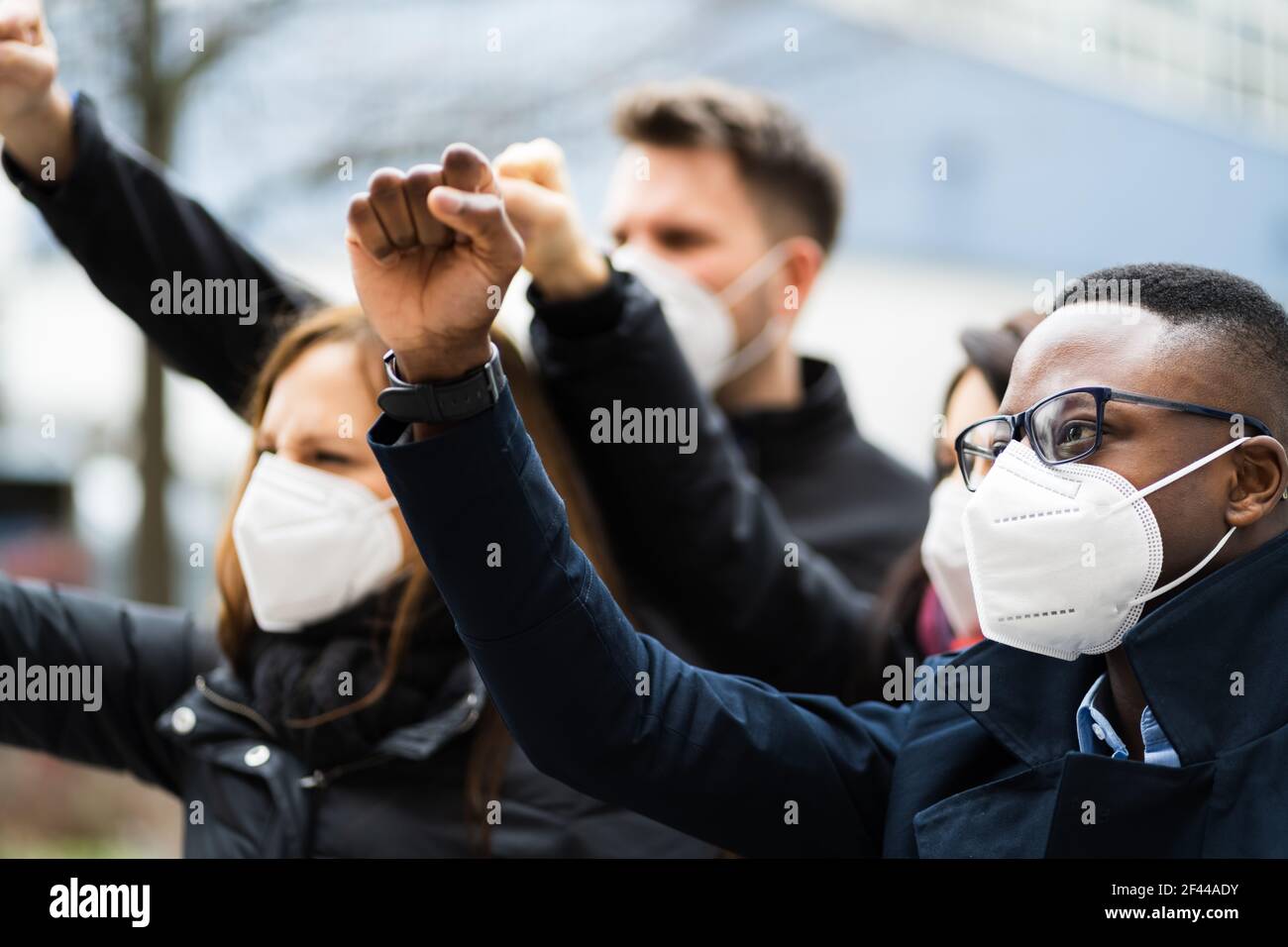 Manifestazione di protesta della gente in maschere facciali Foto Stock