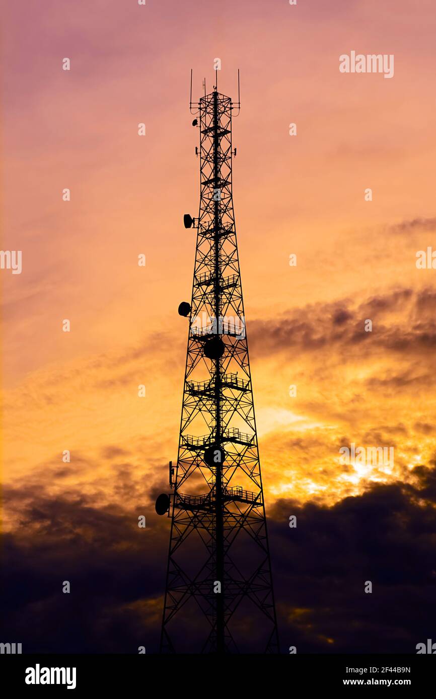 Silhouette torre Telecom in cielo crepuscolo Foto Stock