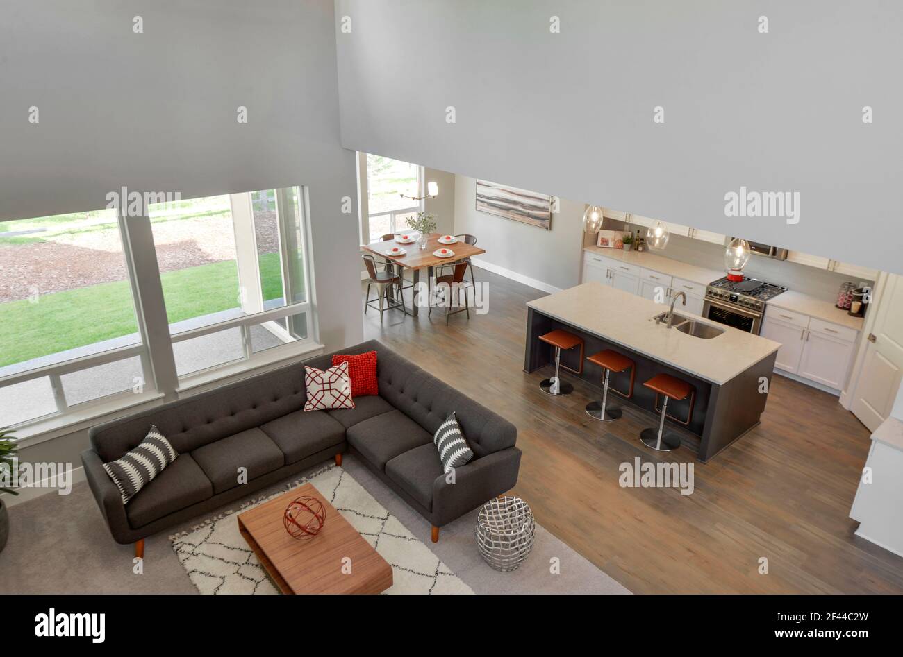 Moderno soggiorno residenziale, cucina e sala da pranzo interno Foto Stock