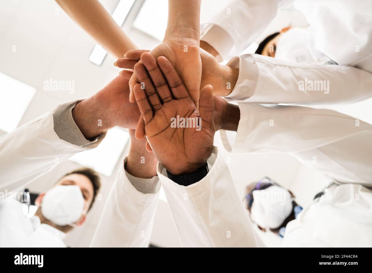 Team di personale sanitario medico diversificato Hands Stack Foto Stock