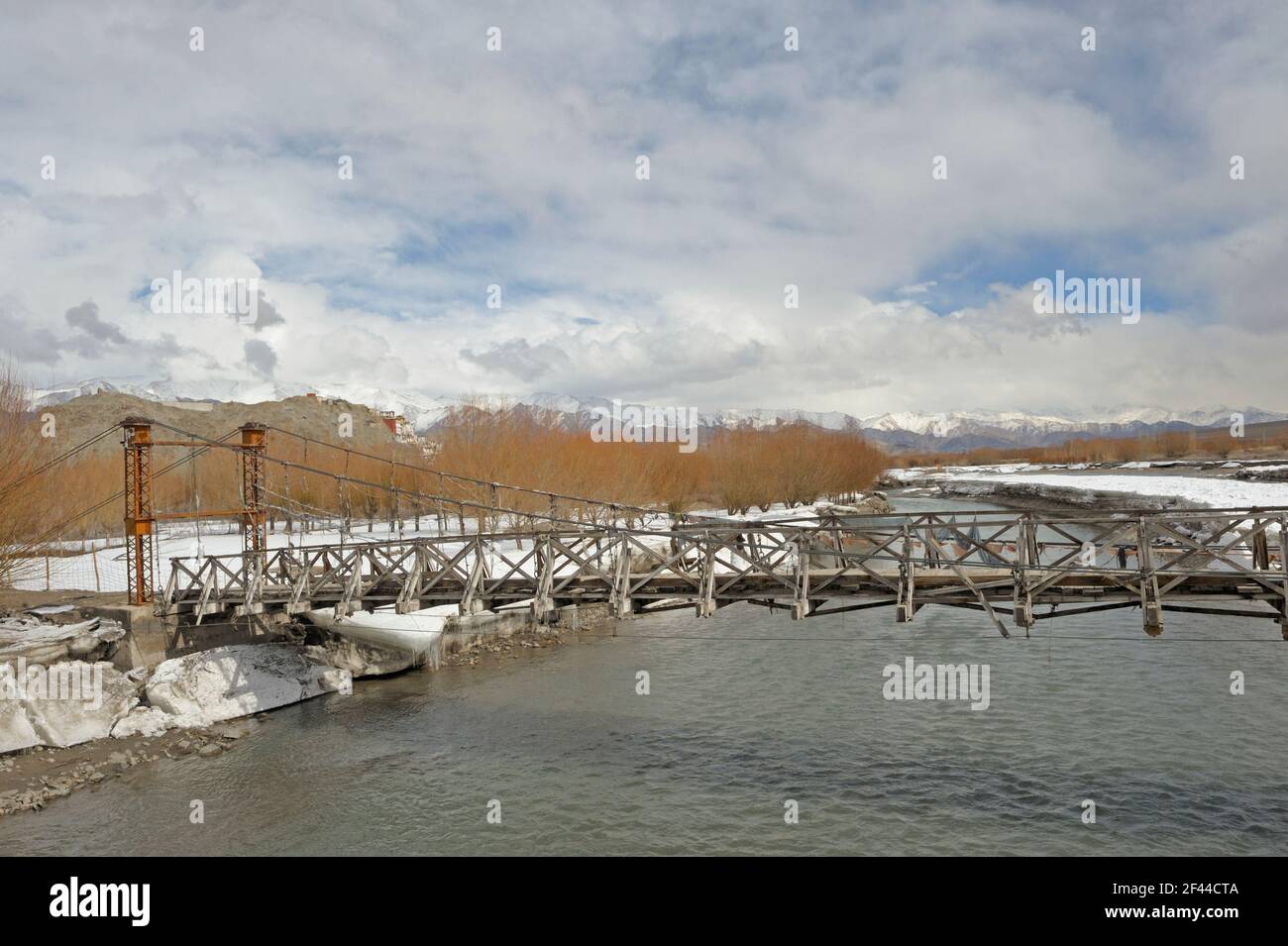 Vecchio ponte di legno sul fiume Indo, Hemis National Park, alta quota, Ladakh, Jammu e Kashmir, Kashmir, India, Asia Foto Stock