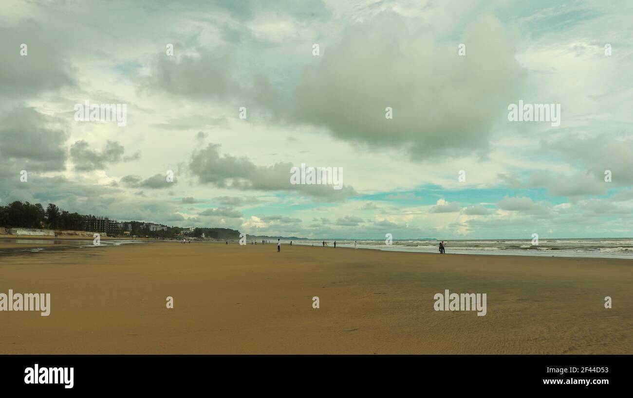 paesaggio della spiaggia di cox bazar mare . bellissimo cielo nuvoloso riflesso su spiaggia bagnata . spiaggia di mare più lunga del mondo . Foto Stock